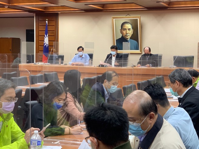 0918震灾花莲地区重建协调座谈，傅昆萁邀中央官员协调统合重建补助。(戴志扬翻摄)