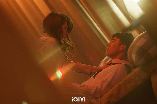 许玮宁剧中在床上推倒陈昊森。（爱奇艺国际站提供）