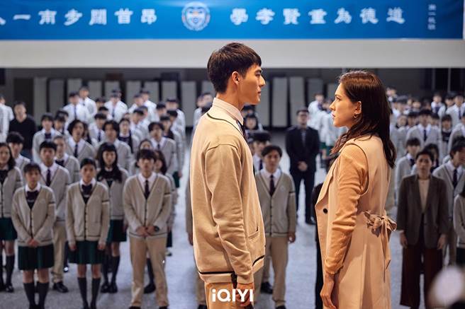 陈昊森剧中大胆告白许玮宁。（爱奇艺国际站提供）