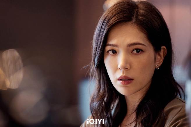 许玮宁剧中大谈禁忌的爱。（爱奇艺国际站提供）