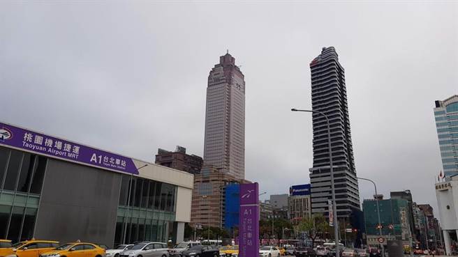 右侧那一栋为位于台北市忠孝西路的金鸡母「基泰忠孝」大楼。（翻摄 基泰Worktel 粉专）