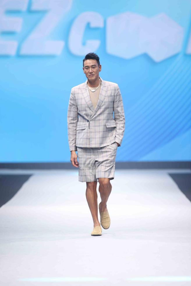 加贺美智久身穿嘉裕西服，以Smart Casual之姿亮相。（纺拓会提供）