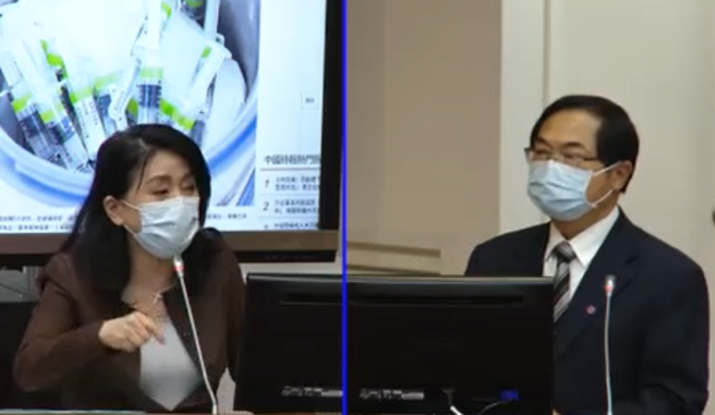 立法院今（17）日进行财政委员会第8次全体委员会议，国民党立委李贵敏（左）质询审计长陈瑞敏（右）。（取自立法院随选视讯）