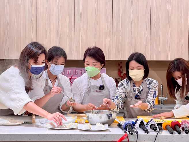 有「最强母鸡」之称的台中市长卢秀燕，16日特地北上合体徐巧芯、锺沛君、游淑慧、柳采葳等4名女性国民党台北市议员候选人，眾人挽起衣袖包起饺子。（取自卢秀燕脸书）