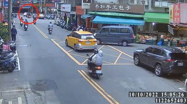 汽車右前輪壓過停等紅燈的37歲張姓騎士左腳。（中和警分局提供／李奇叡新北傳真）