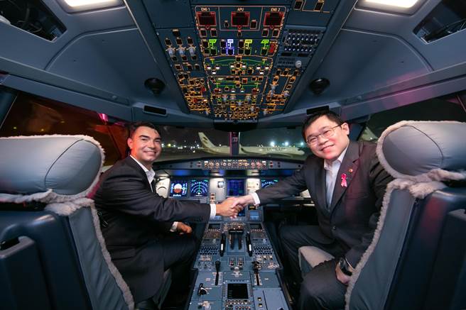 台湾雅诗兰黛集团执行董事总经理 Jean-Alexandre(左)星宇航空董事长张国炜。