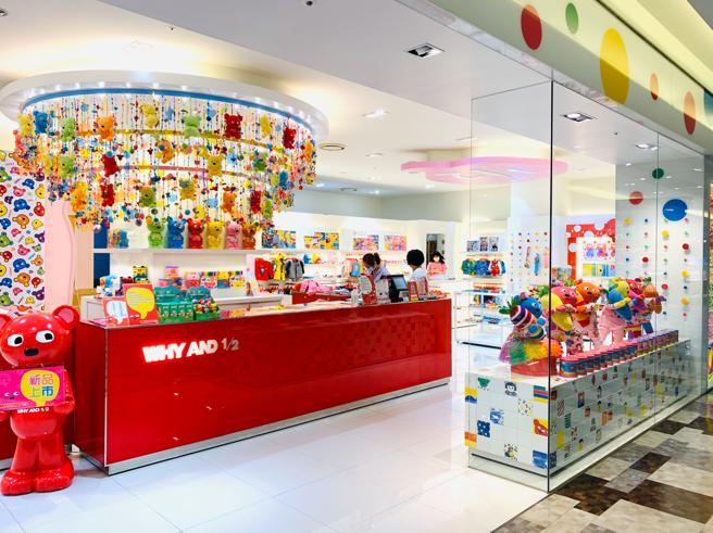 老牌本土童装「why and 1/2」传出结束营业，部分百货证实将撤柜。（翻摄普普熊POP BEAR官方脸书）