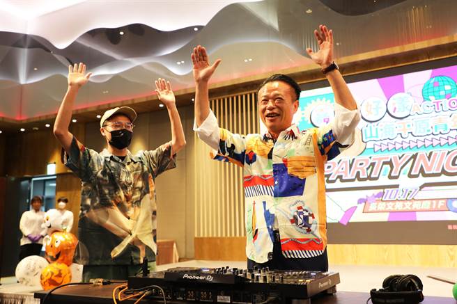 嘉義縣政府勞工暨青年發展處今晚特別舉辦一場「嘉我好漾 ActionPlan青年成果」萬聖節Party Night，嘉義縣長翁章梁熱情參與。（嘉義縣政府提供∕呂妍庭嘉義傳真）