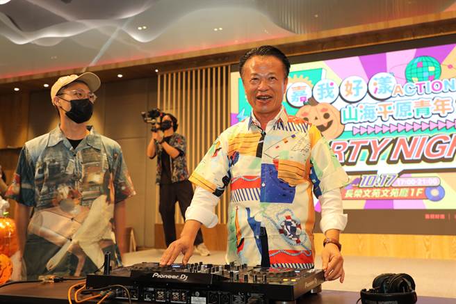 嘉義縣翁章梁穿上花襯衫出席，並化身DJ播放音樂，與青年朋友歡樂互動。（嘉義縣政府提供∕呂妍庭嘉義傳真）