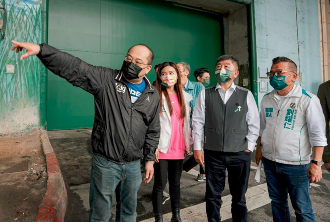 在陈时中(右2)团队脸书重新上传的照片中，阿中的皮鞋与在地立委林昶佐都被截掉。（图／取自陈时中脸书）