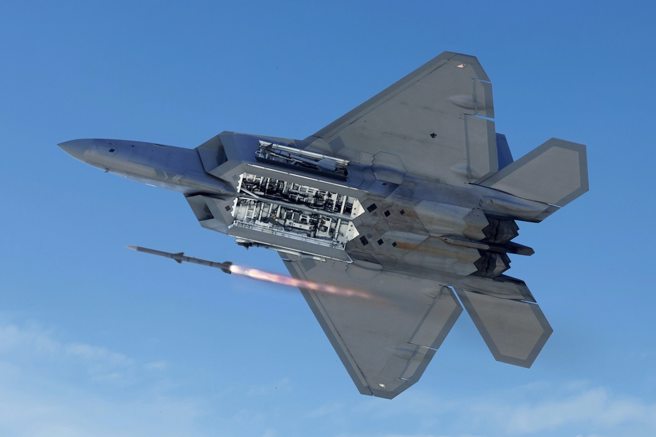 F-22有3个武器舱，可携带8枚飞弹。(图/雷神公司)