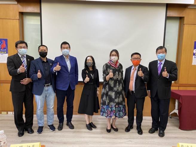 第34届「会计菁英杯辩论比赛」由会计研究发展基金会主办，逢甲大学协办，今年共有15所大专院校会计学系学子参赛。（会计研究发展基金会提供）