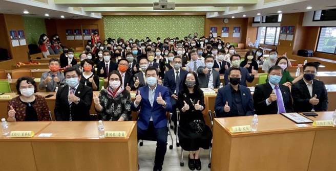 第34届「会计菁英杯辩论比赛」由会计研究发展基金会主办，逢甲大学协办，今年共有15所大专院校会计学系学子参赛。（会计研究发展基金会提供）