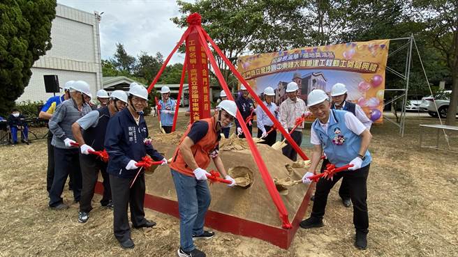 金門金沙國中東棟大樓重建工程今(17)日舉行動土奠基典禮，由縣長楊鎮浯(右1)主持，，預定於2024年7月完工(于家麒攝)