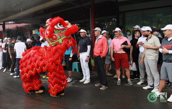 2022肇喜登峰巡迴赛环台公开赛开球仪式，邀请舞龙舞狮炒热气氛。（TPGA提供）