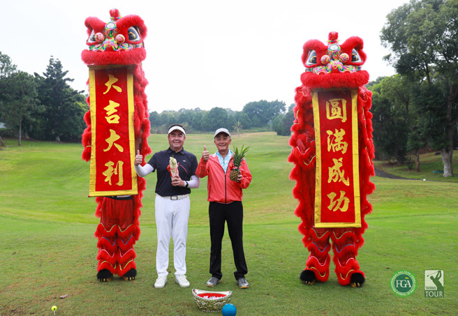 环台水泥制品公司董事长李世斌（左）及庆琏集团总裁王光彬，接下舞龙舞狮好彩头，为环台公开赛拉开序幕。（TPGA提供）