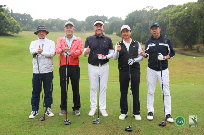 台中高尔夫球场总经理杨文远（左起）、庆联集团总裁王光彬、环台水泥制品公司董事长李世斌、东兴国际董事长马仓国及TPGA理事长陈荣兴参与环台公开赛开球仪式。（TPGA提供）