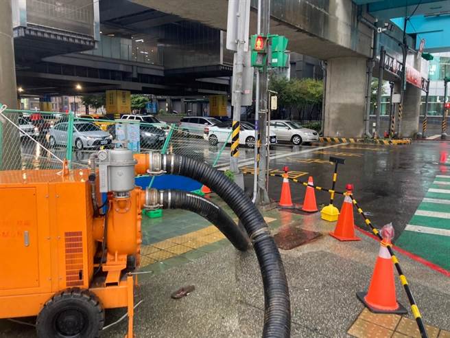 桃市府水务局预先在A8站周边布建抽水机。（水务局提供／蔡依珍桃园传真）