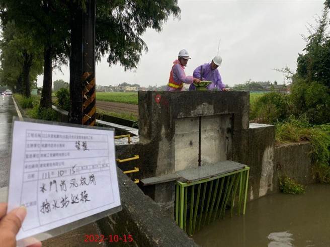 15日即进行水门防汛启闭及派员24小时值班留守监控水情。（水务局提供／蔡依珍桃园传真）