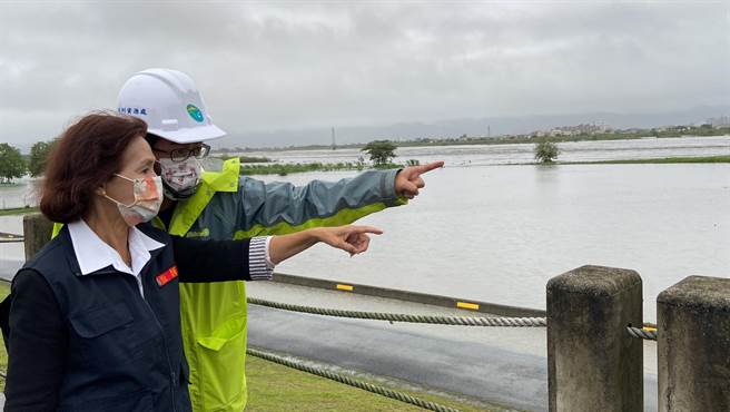 宜兰县长林姿妙（前、后为水资处长李岳儒）灾情发生第一时间都有会同县府局处长现场视察。（吴佩蓉摄）