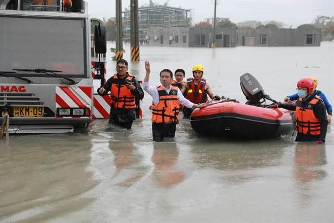 民进党宜兰县长候选人江聪渊16日涉水协助车辆脱困，遭蓝营县议员批做秀。（民进党宜兰县长候选人江聪渊竞办提供／吴佩蓉宜兰提供）