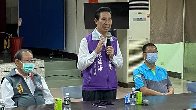 白天遭金門縣長楊鎮浯點名阻撓小三通復航的陳福海(中)，晚間透過競選辦公室發表聲明，對金門有利的政策皆正面支持(于家麒攝)