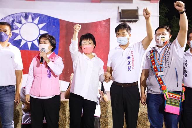 台中市長盧秀燕17日晚連趕兩場「鄉親來燕會」，力挺市議員候選人吳呈賢。（盧秀燕競總提供／陳淑娥台中傳真）