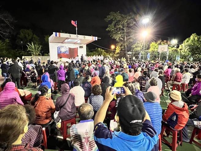 台中市長盧秀燕17日晚連趕兩場「鄉親來燕會」，現場湧入大批支持者。（盧秀燕競總提供／陳淑娥台中傳真）