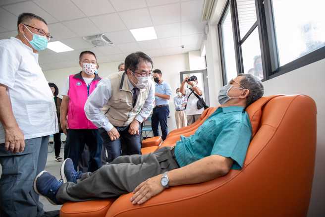 黃偉哲(中)關心長照課題，在台南達到103家日間照顧機構的佈建率，為六都第一。（示意圖／取自黃偉哲臉書）