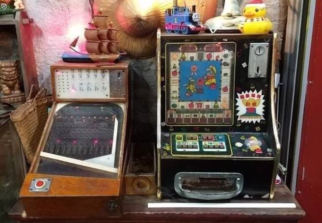一名网友分享杂货店放置的弹珠台与玛莉台，引爆万人回忆杀，不少人的童年还因此挨饿。（图／翻摄脸书爆废公社二馆）