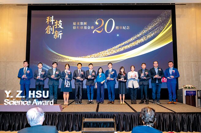 第20届有庠科技论文奖由评审委员会主委吴妍华院士（左七）颁奖，共12名杰出科学家获奖。图／远东集团提供