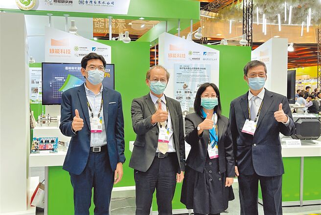 工研院绿能所组长张文升（左起）、所长王汉英、能源局主秘翁素真、绿能所组长江旭政共贺展出成功。图／工研院提供
