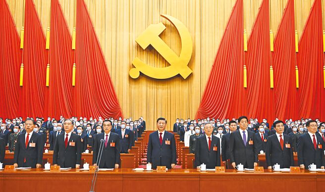 中共二十大16日在北京人民大会堂开幕（见图），中共中央总书记习近平向大会报告。（新华社）