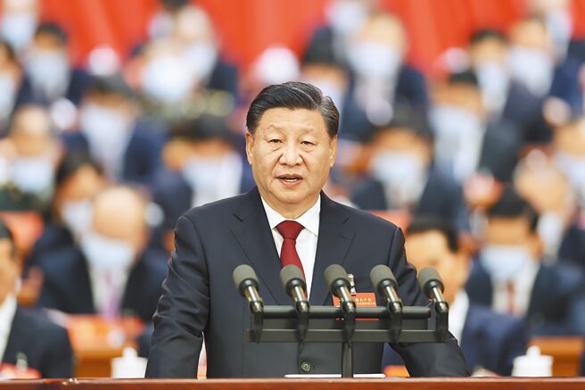 中共二十大报告17日出炉，其中提到对外强调建军、拒绝放弃武统台湾，对内强调国家安全维稳、坚持新冠疫情动态清零。图为中共中央总书记习近平。（中新社）
