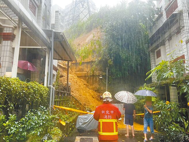 新北市汐止伯爵山庄发生土石流，紧急撤离住户130人。（民眾提供／王扬杰新北传真）