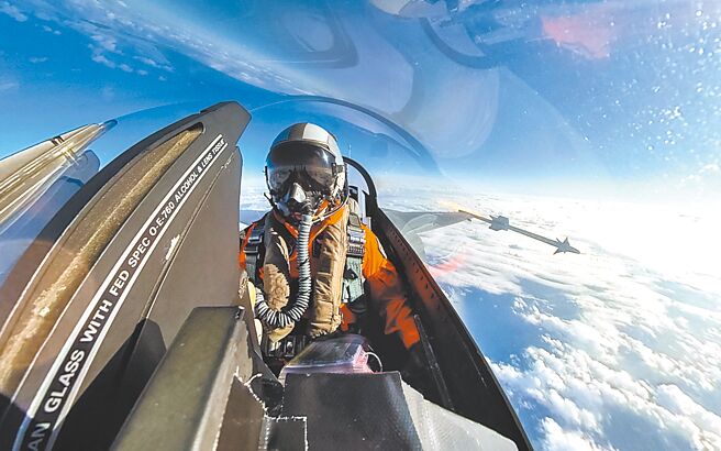 赵少康认为，在军事上不断的发展和竞争，对两岸都是灾难。图为F-16战机飞行员发射响尾蛇飞弹。（军闻社）