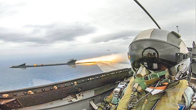 前国防部长严德发于2020年将「第一击」修改为「自卫反击权」。图为IDF战机操演，射击天剑一型飞弹。（军闻社）