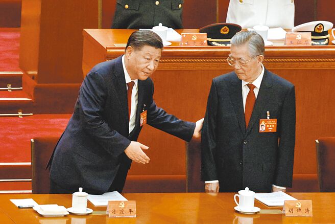 多位中共前政治局常委出席中共二十大开幕，图为79岁的前中共总书记胡锦涛（右）坐在中共总书记习近平的旁边，习近平先请胡锦涛入座。（路透）