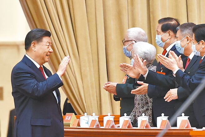 中共第二十次全国代表大会于10月16日在北京人民大会堂开幕。图为习近平步入会场。（中新社）