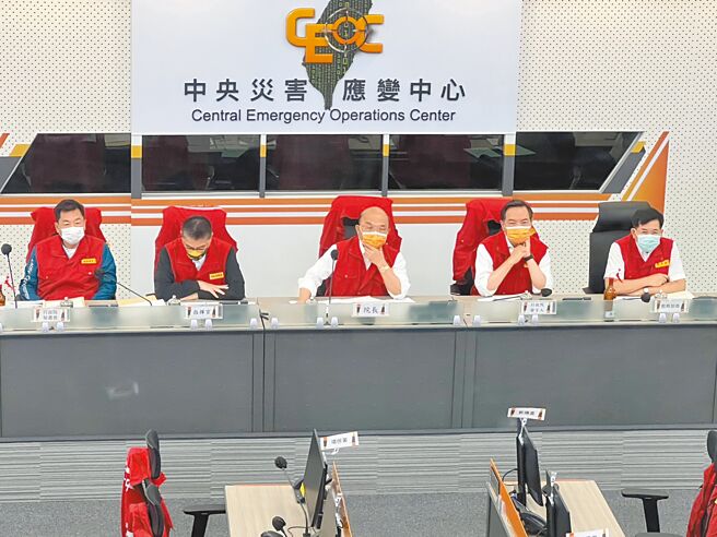 行政院長蘇貞昌（中）16日下午取消輔選行程，前往中央災害應變中心視察。（王揚傑攝）