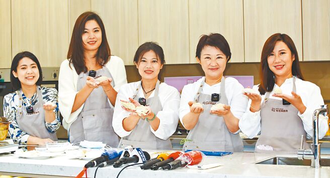 國民黨台中市長盧秀燕（右二）16日發揮母雞帶小雞精神，北上與國民黨北市女性議員候選人徐巧芯（左一）、鍾沛君（左二）、游淑慧（左三）、柳采葳（右一）一同包水餃談選舉甘苦，並祝福4人當選。（陳俊吉攝）