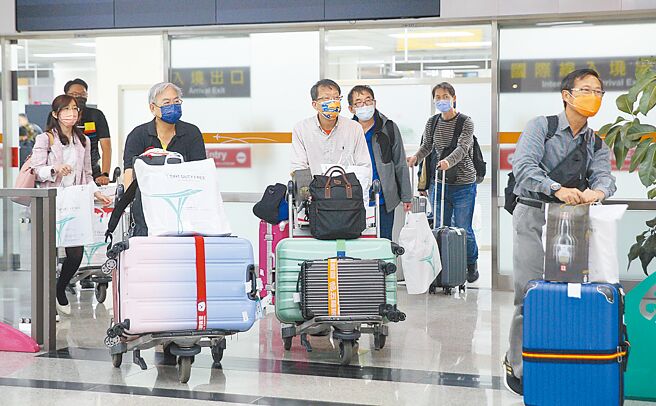 指挥中心发言人庄人祥表示，新增病例数比上周日同期少了2976例，减幅6.7％；且整周疫情较上周下降3.5％，2个数据意味本土疫情可说已过了峰顶。（张铠乙摄）