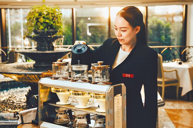 迎接解封商机，住宿、餐饮、批发、零售等四大民生服务业，提前对人力超前部署，正是服务业职缺卡位好时机。（图／台北君悦提供）