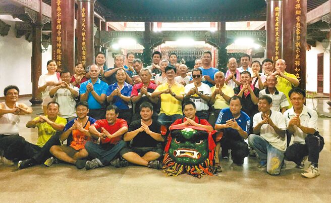 西螺七崁武术文教基金会20年前着力于振兴保护「七崁武术」，每年号召老中青师父们上台展演。「西螺七崁武术大会师」已为城镇上重要节庆之一，只有去年因疫情而中断举办一次。（周丽兰摄）