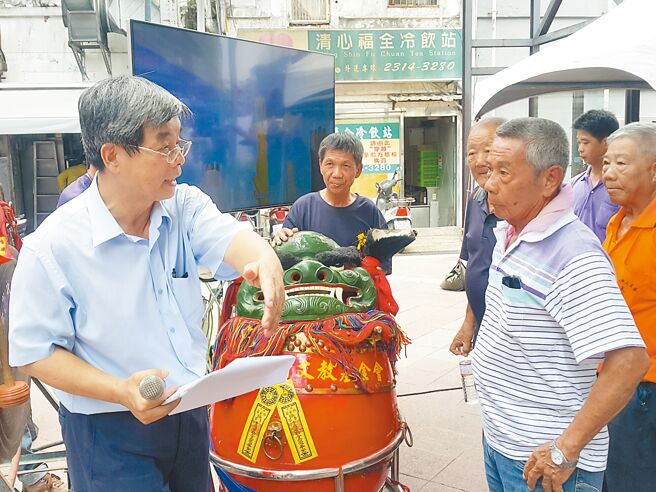 从云林西螺文昌国小退休的前校长林宜廷（前排左）是「七崁武术」的最佳诠释者与重要推手。（周丽兰摄）
