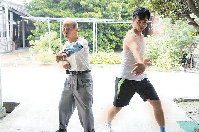 西螺七崁武术文教基金会董事长李明哲（右）向90岁老师父李罗村（左）请益，可惜老人家2年前仙逝。（周丽兰摄）