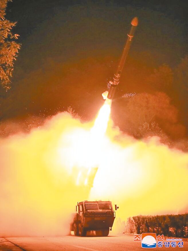 北韓近日連續試射飛彈，外界認為可能是核武試驗的前奏，根據《韓聯社》報導，韓國國家安保室認為，北韓第7次核子試驗很可能在中國共產黨第二十次全國代表大會閉幕日（10月22日）至美國中期選舉日（11月8日）之間擇日進行。圖為北韓今年試射第41次飛道飛彈時攝（摘自朝中社）