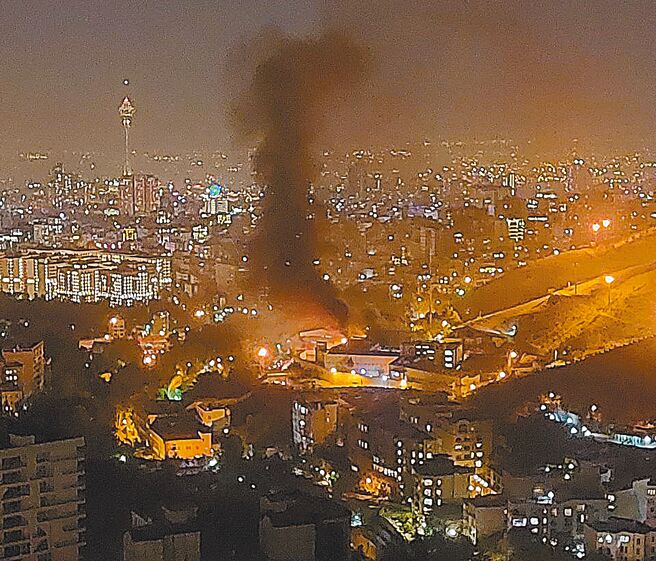 伊朗女子艾米尼死亡引发的爆动抗争持续延烧，知名的伊文监狱发生暴动，数百人参与声援示威活动。 （摘自推特）