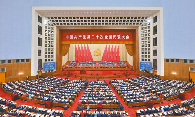 中共二十大16日在北京人民大会堂开幕。习近平代表第十九届中央委员会向大会作报告。（新华社）