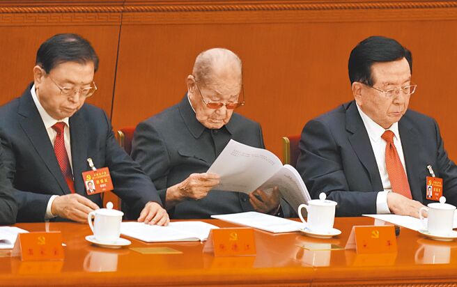 中共二十大16日在北京人民大会堂开幕，105岁的特邀代表宋平（中）阅读会议文件。（中新社）